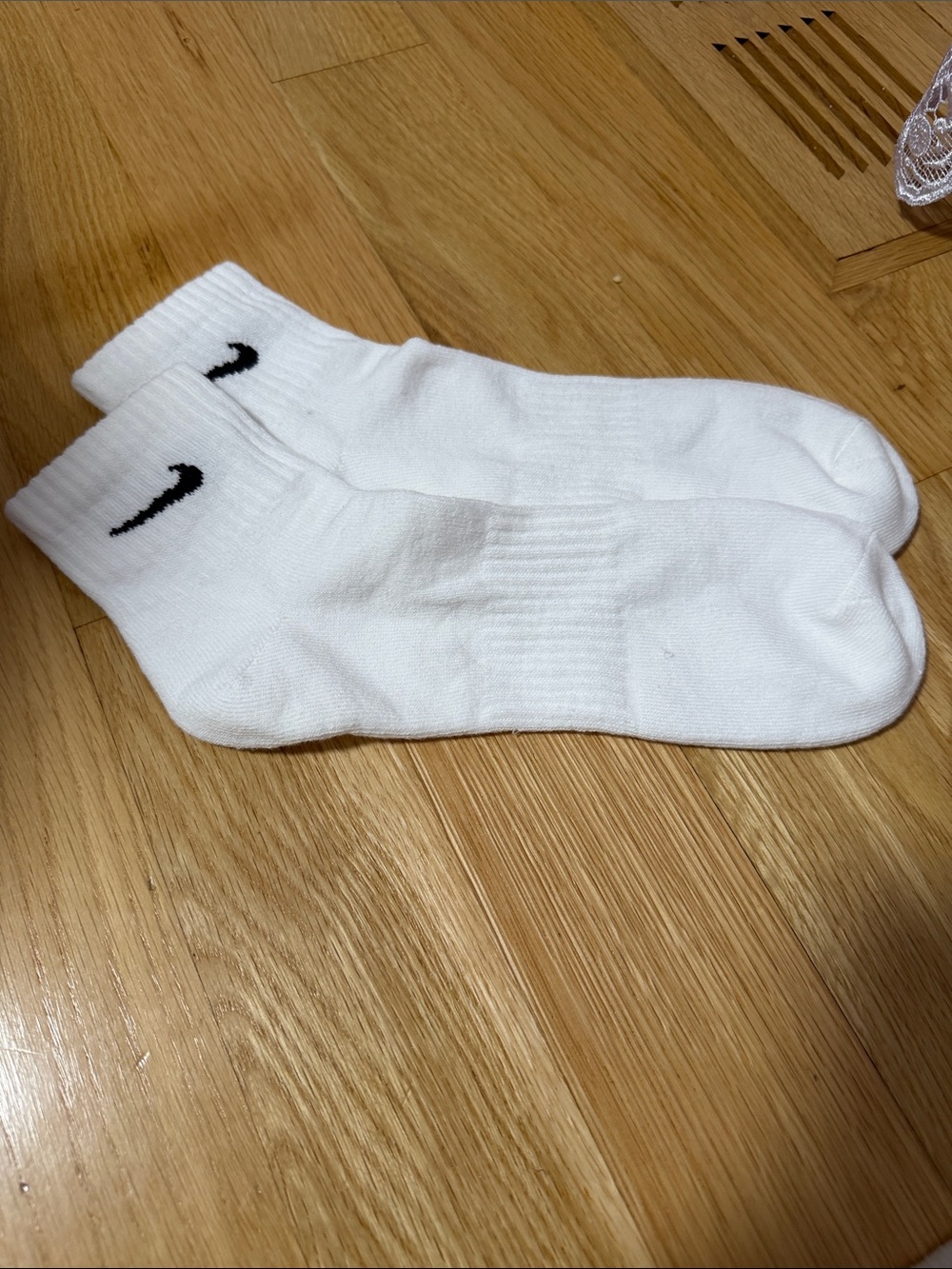 Nike White Ankle Athletic Socks with Black Swoosh